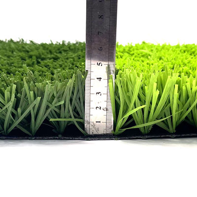 Césped artificial de fútbol profesional con relleno de caucho Césped sintético de bajo mantenimiento y absorción de golpes Césped sintético de alta densidad para estadios deportivos Duradera y realista