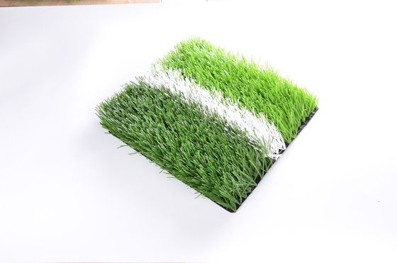 Césped artificial de PP resistente a los rayos UV para el fútbol al aire libre resistente a la intemperie Bajo mantenimiento
