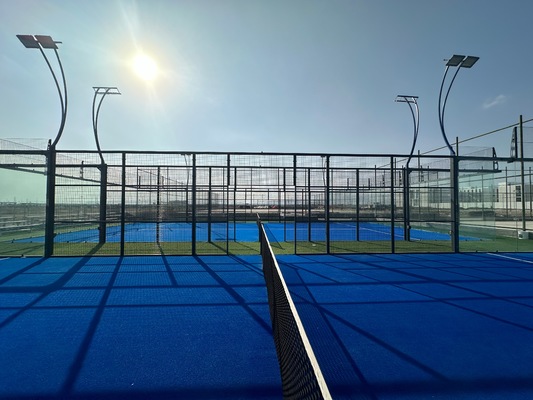 Instalaciones profesionales de las canchas de padel Cercas de alta resistencia marcos metálicos a prueba de óxido Vidrio de seguridad Luces de ahorro de energía Conjunto de césped resistente al desgaste