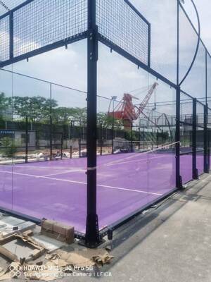 Corte de padel estándar internacional marco portátil de aleación de aluminio DIY-amigable de alto rendimiento comercial de superficie acrílica Corte de padel para escuelas absorbente de choques de primer nivel panorámico