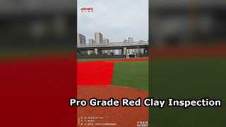 Inspección de materiales y textura de la superficie del campo de béisbol y softbol de arcilla roja