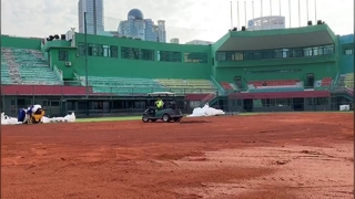 Construcción de un campo de béisbol y softbol de arcilla roja en el centro deportivo Tianhe de Guangzhou